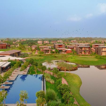 Mysa Zinc Journey By The Fern, Nani Devati Hotel Sānand Kültér fotó