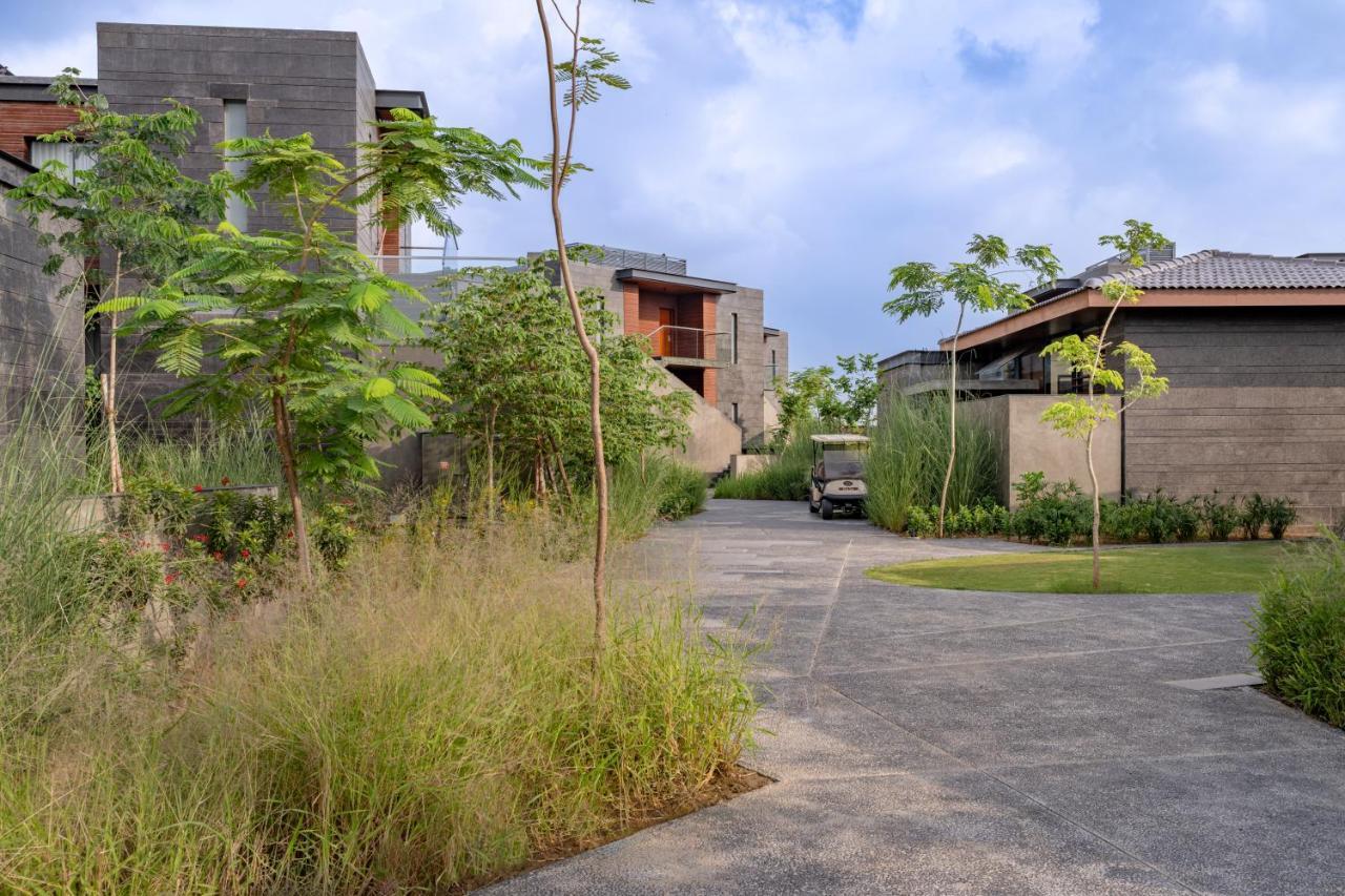 Mysa Zinc Journey By The Fern, Nani Devati Hotel Sānand Kültér fotó