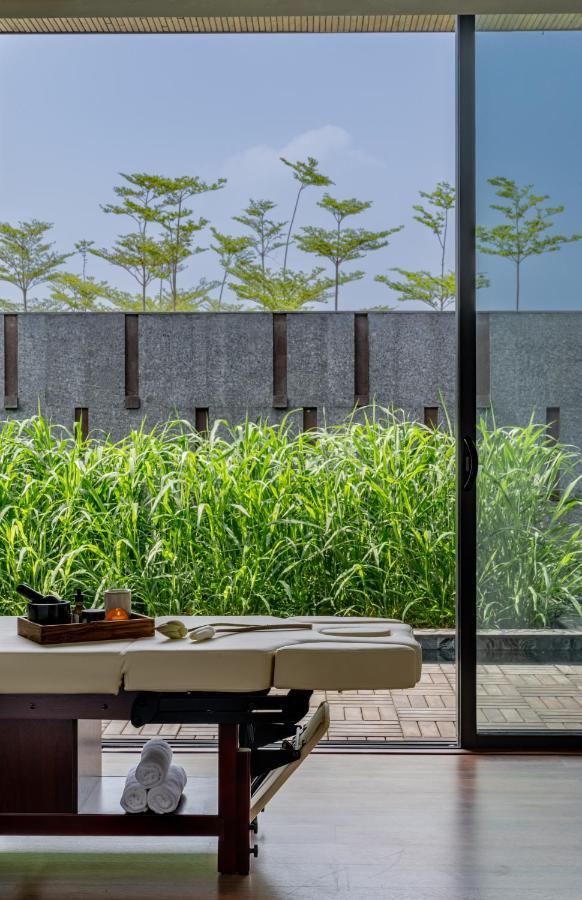 Mysa Zinc Journey By The Fern, Nani Devati Hotel Sānand Kültér fotó