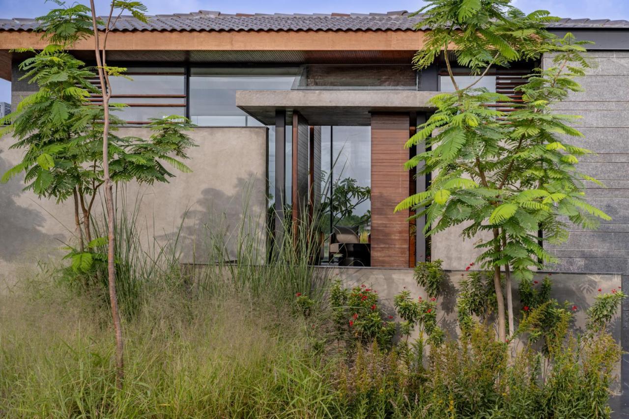 Mysa Zinc Journey By The Fern, Nani Devati Hotel Sānand Kültér fotó