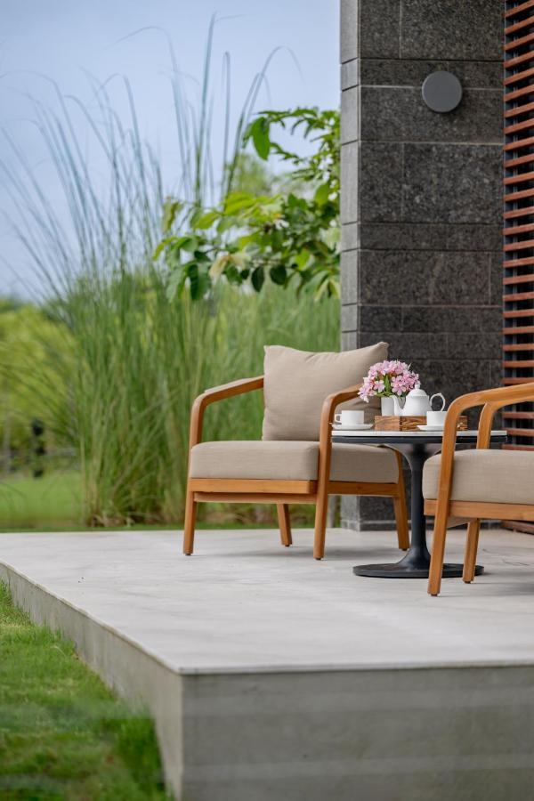 Mysa Zinc Journey By The Fern, Nani Devati Hotel Sānand Kültér fotó