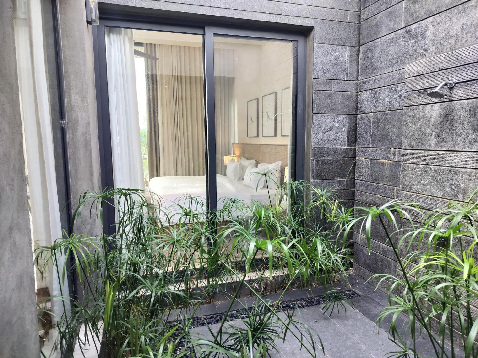 Mysa Zinc Journey By The Fern, Nani Devati Hotel Sānand Kültér fotó